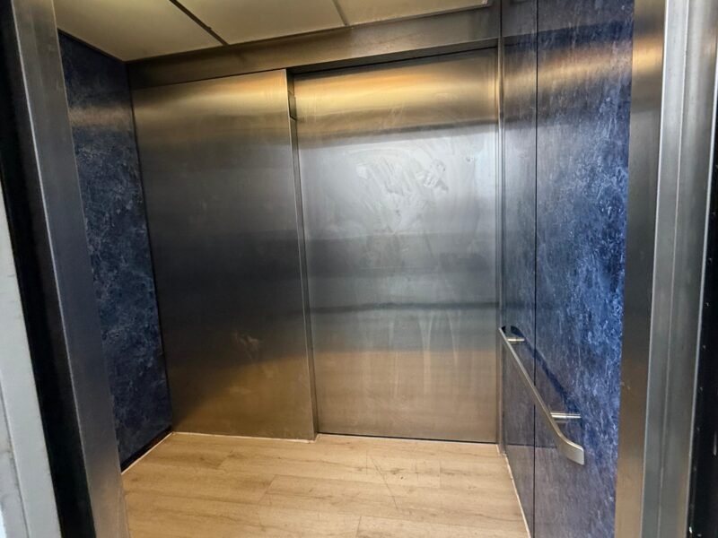 CON UN MES DE DEPOSITO