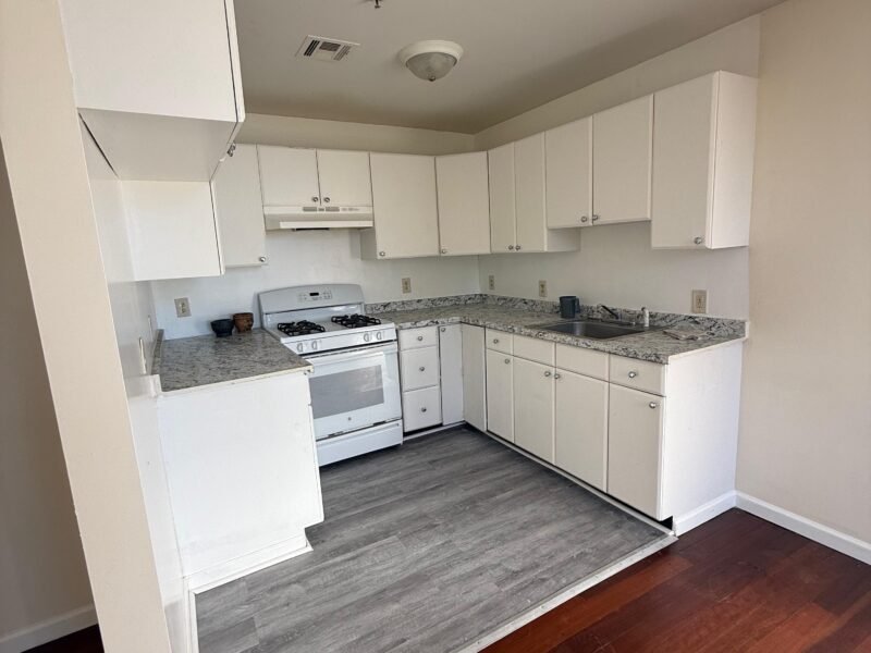 CON UN MES DE DEPOSITO