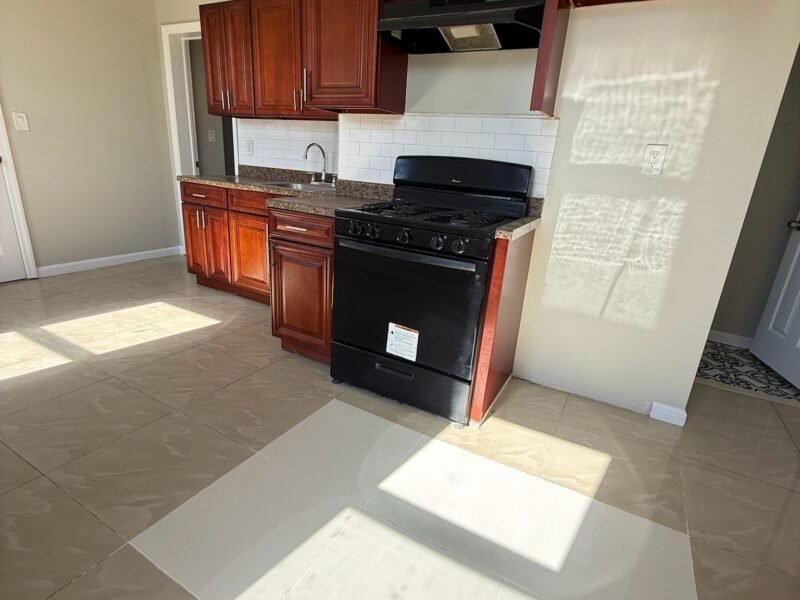 893 Hunterdon St Newark, NJ 07112