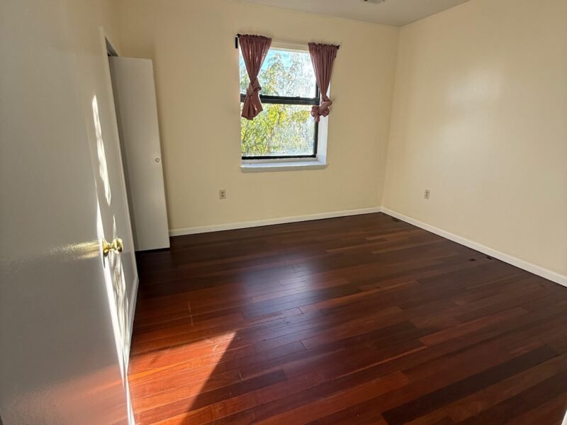 CON UN MES DE DEPOSITO