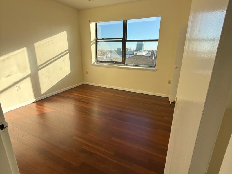 CON UN MES DE DEPOSITO