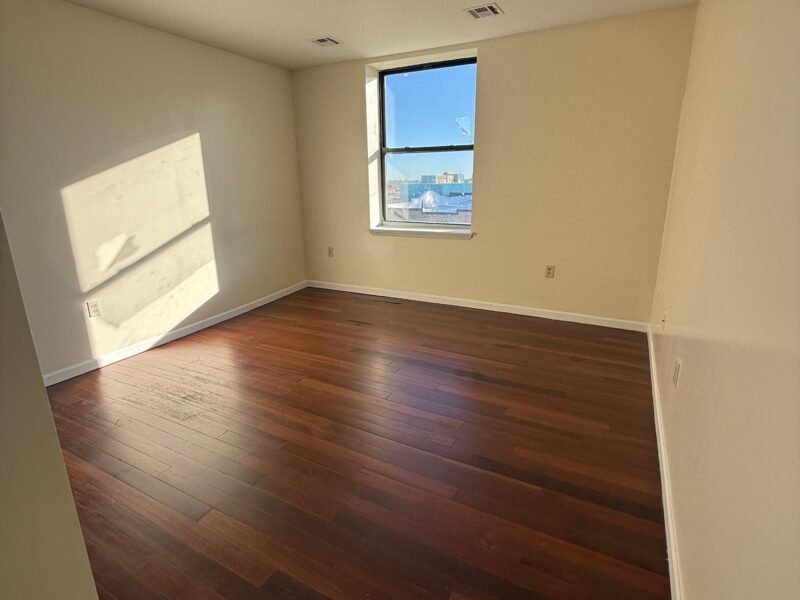 CON UN MES DE DEPOSITO