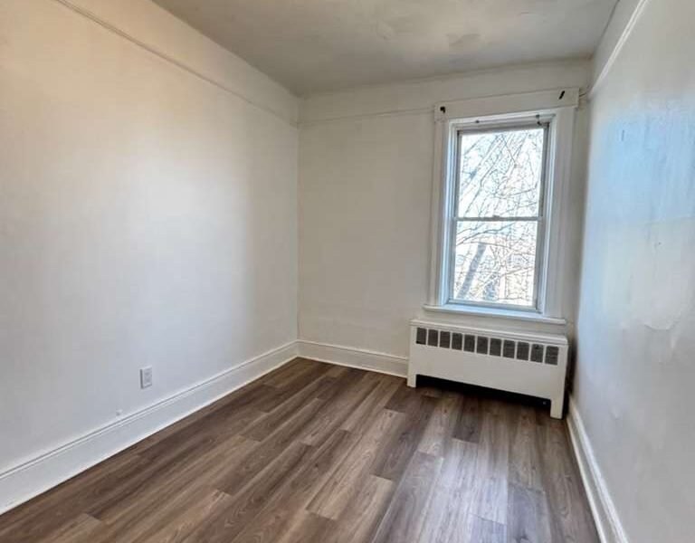 204 Bidwell Ave, Jersey City, NJ 07305