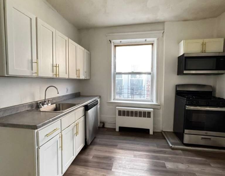 204 Bidwell Ave, Jersey City, NJ 07305