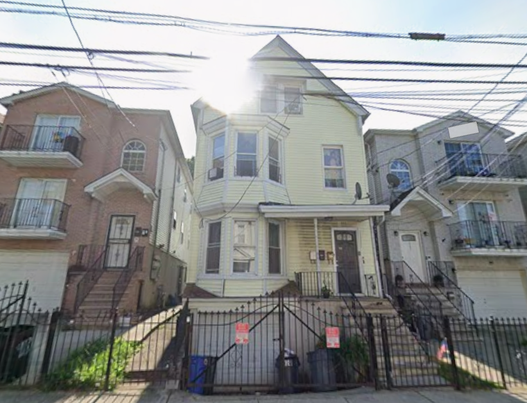 916 Hunterdon St #3, Newark, NJ 07112