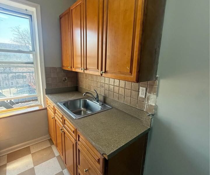 383 Clifton Ave #R8, Newark, NJ 07104