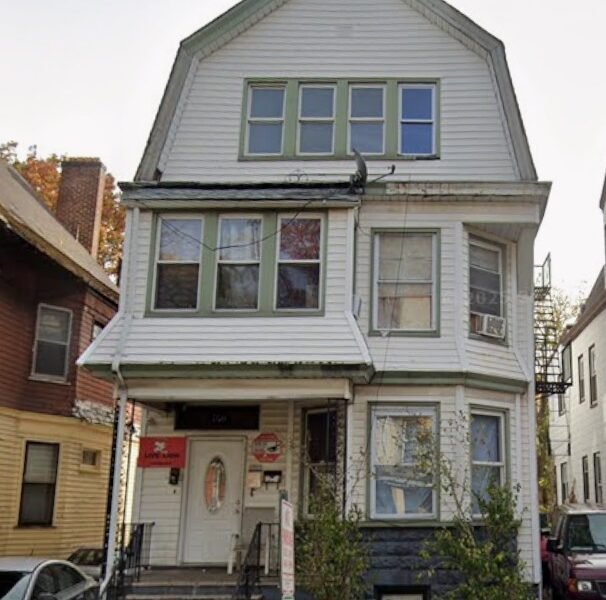 160 North 18th Street #3, East Orange, Nueva Jersey, 07018.