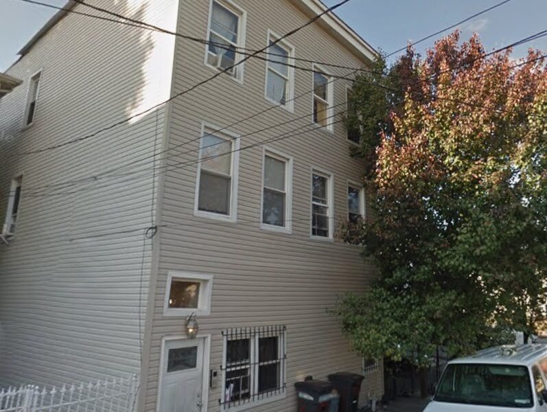 44 4th St #1R, Newark, Nueva Jersey, 07102.